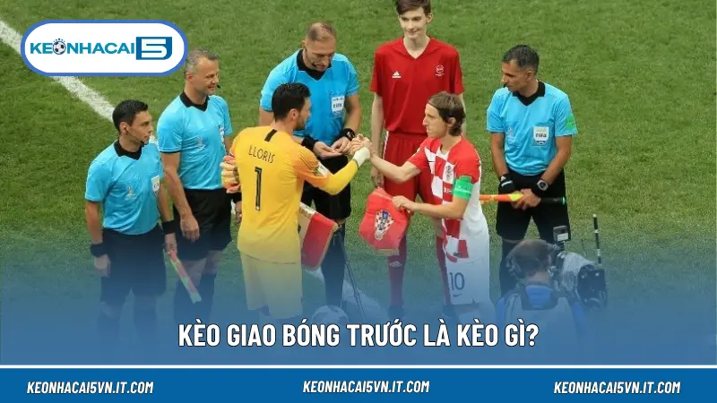 Kèo giao bóng trước là kèo dự đoán đội thực hiện cú chạm bóng đầu tiên khi trận đấu bắt đầu